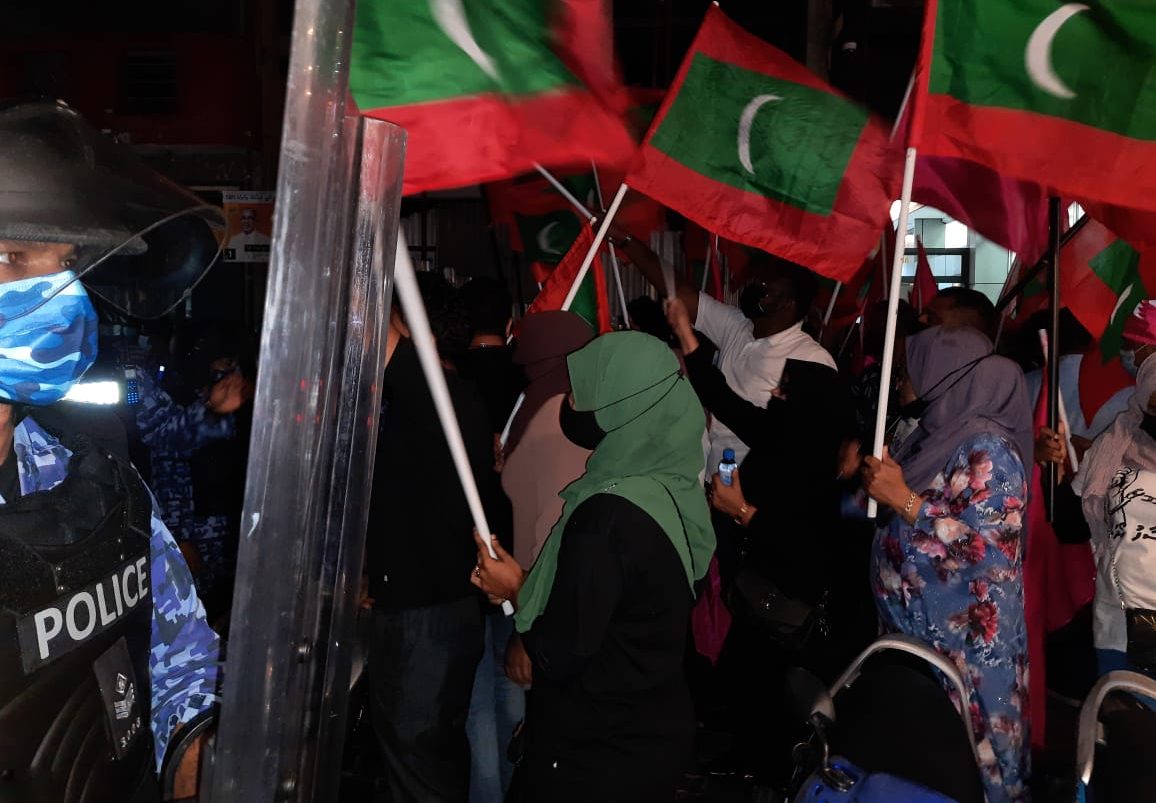 ިއިދިކޮޅު ކޯލިޝަނުން މާލޭގެ އެކި ސަރަހައްދުތަކުގައި މުޒާހަރާ ކުރަނީ