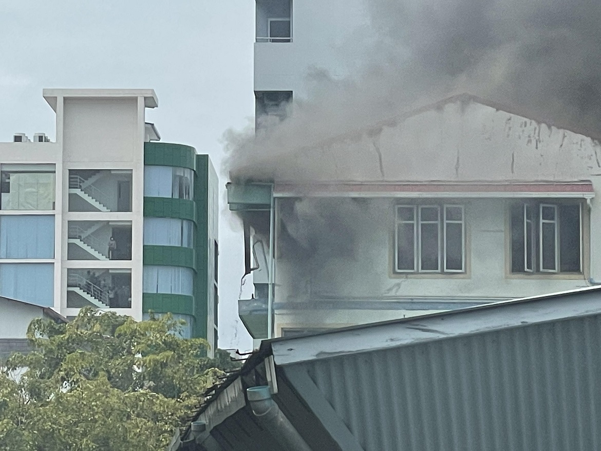 ރެހެންދީ ފްލެޓް ކައިރީ ހުރި އުސް އިމާރާތެއްގައި އަލިފާން ރޯވެ އަދަނީ