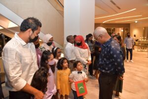 ރައީސްގެ ދެކަނބަލުން، ޔޫ.އޭ.އީ.ގައި ދިރިއުޅޭ ދިވެހިންނާ ބައްދަލުކުރުން