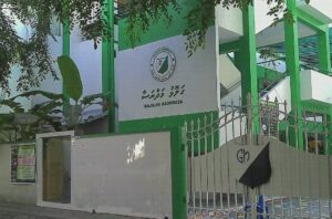 ސްކޫލުގައި ޖިންސީ ގޯނާކުރިކަމުގެ ތުހުމަތުގައި ހައްޔަރުކުރި މީހާ ދޫކޮށްލައިފި