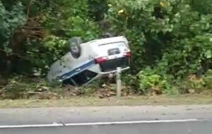 ބާރު ސްޕީޑުގައި ދުއްވާފައިދިޔަ ފުލުހުންގެ ވެހިކަމެއް ފުރޮޅާލައިފި