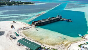 ފަރެސްމާތޮޑާ އެއަރޕޯޓް ރަންވޭގެ އެންމެފަހުގެ މަސައްކަތަށް ބޭނުންވާ ތަކެތި ގެންގޮސްފި