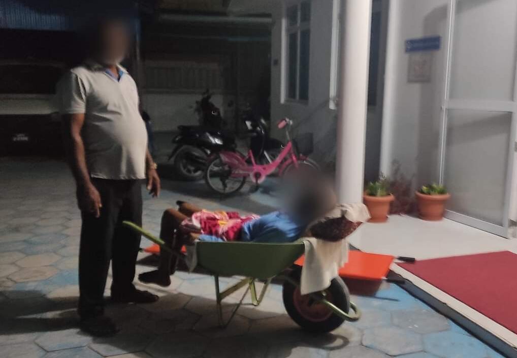 މަކުނުދޫގައި އެމްބިއުލާންސެއްނެތި، ބަލިމީހުން އުފަލަނީ ބަރޯގައި!