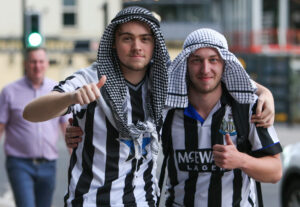 ސަޕޯޓަރުން އަރަބި ހެދުން ނުލުމަށް އެދެފި