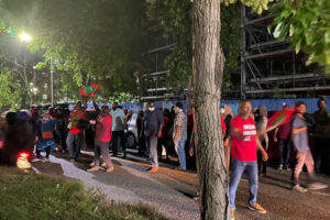 އިންޑިއާ ސަފީރު ދިރިއުޅުއްވާ ފްލެޓް ކުރިމަތީ މުޒާހަރާކޮށްފި