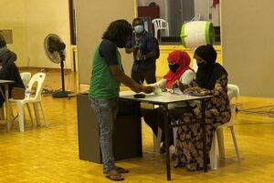 ފުރަތަމަ ޓިކެޓް ގަތީ 18 ގަޑިއިރު ކިއުގައި ހުރި މީހެއް