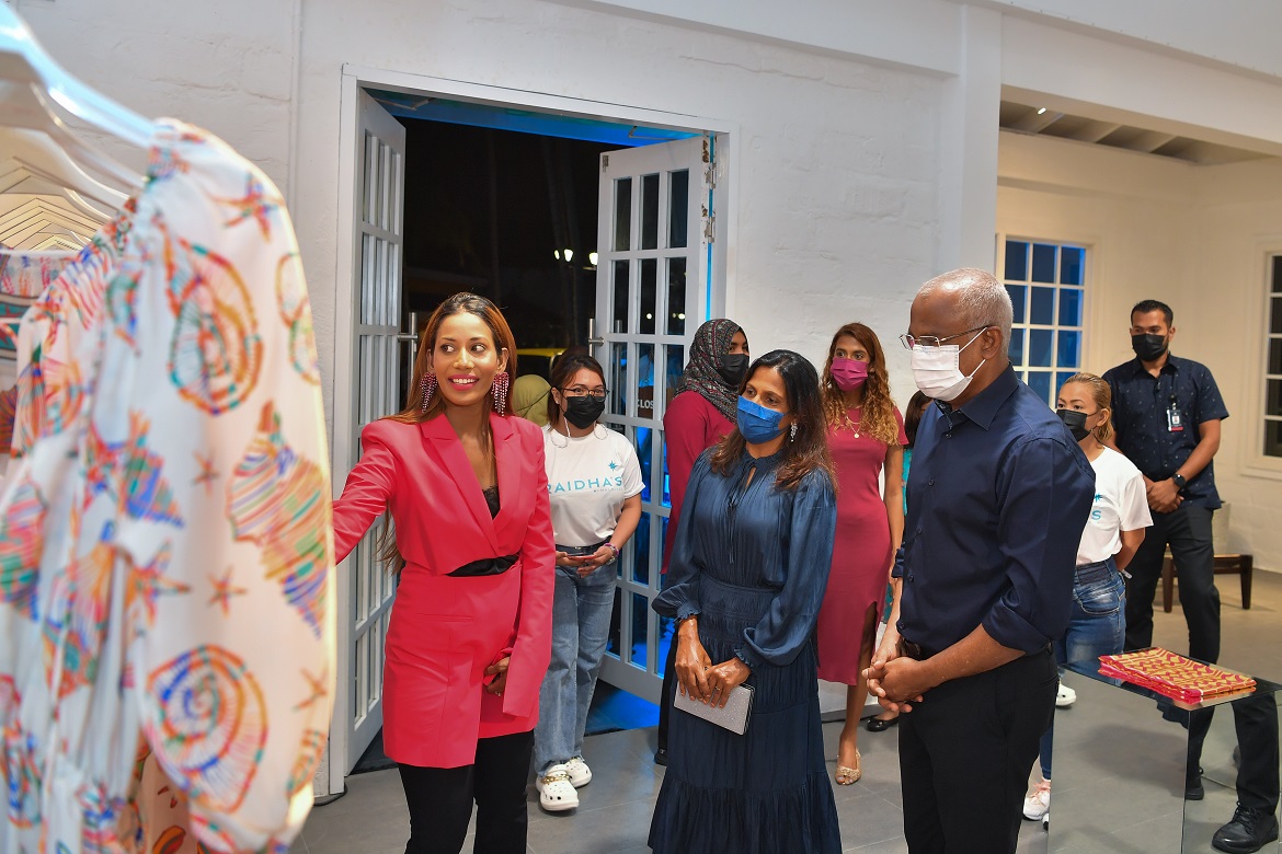 ރައިދާސް މޯލްޑިވްސްގެ އައު ކަލެކްޝަން ރައީސްގެ ދެކަނބަލުން ބައްލަވާލައްވައިފި