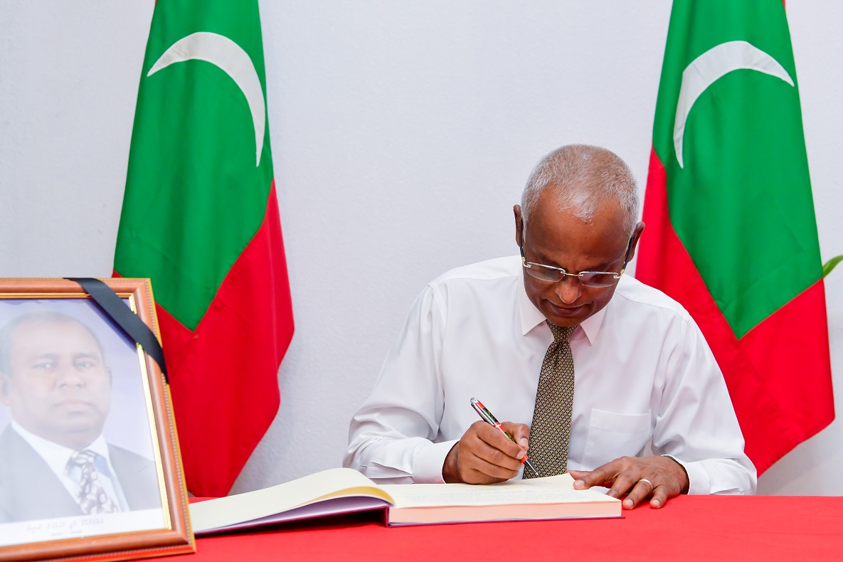 މަރުޙޫމް ކޮޕީ މުޙައްމަދު ރަޝީދުގެ ތަޢުޒިޔާގެ ދަފުތަރުގައި ރައީސް ސޮއިކުރައްވައިފި