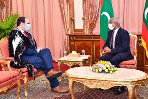 ތިން ޤައުމަކުން ކަނޑައެޅި ސަފީރުންގެ ފަތްކޮޅު ރައީސަށް އަރުވައިފި