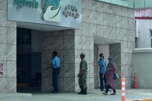 މާލޭގެ އިމާރާތެއްގެ މަތިން ވެއްޓި އަނިޔާވި މީހަކަށް އައިޖީއެމްއެޗްގައި ފަރުވާދެނީ