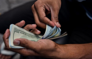 ކަޅު ބާޒާރުގައި ޑޮލަރު ގަނެ ވިއްކާ ބޮޑުން ހައްޔަރުކޮށްފި