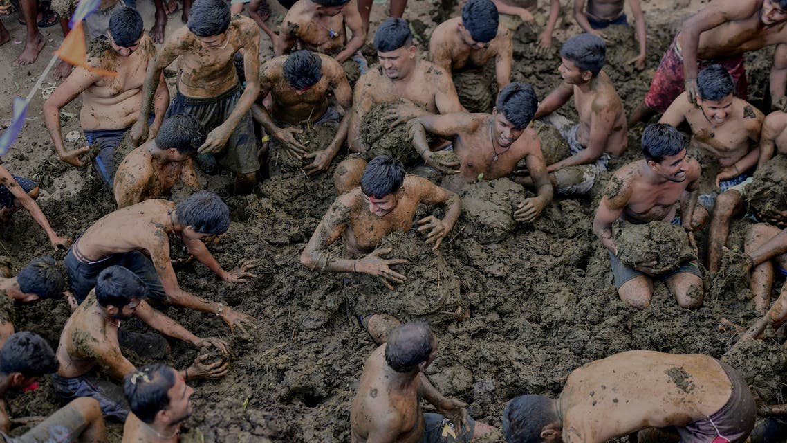 ހިންދޫންގެ ދީވާލީ އީދުގެ ނިންމުން ފާހަގަކޮށް، އުފާ ފާޅުކުރީ އެކަކު އަނެކަކު ގަޔަށް ގެރި ގުއި ޖަހައިގެން