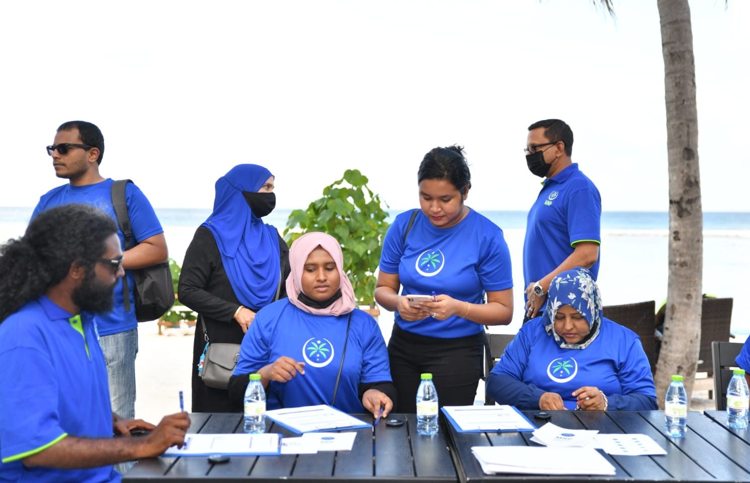 ހުޅުމާލެއިން 100 އަށްވުރެ ގިނަ ޒުވާނުން އެމްއެންޕީއާއި ގުޅިއްޖެ