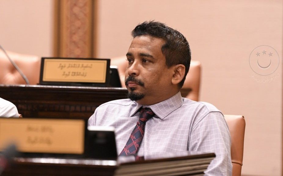 ނޫސްތަކުން ޚަބަރު ލިޔާއިރު އަބަދު އެއްފޮޓޯއެއް ބޭނުން ނުކުރުމަށް އިކުރާމް އެދިއްޖެ!