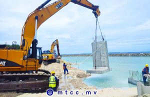 މިލަދޫ ބަނދަރުގެ އެއްގަމުތޮށި ލުމަށްޓަކައި ކޮންކްރީޓް ގައު އެތުރުމުގެ މަސައްކަތް ފަށައިފި