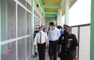 ޣައިރު ޙާޒިރުގައި ޙުކުމްކޮށް ޕާސްޕޯޓް ހިފަހައްޓާފައިވާ 422 މީހުން، ހައްލު ހޯދައިދެނީ