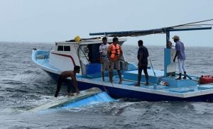 މަހަށް ނިކުމެ އުޅުނު ޑިންގީއެއް ބަންޑުން ޖަހާލައިފި