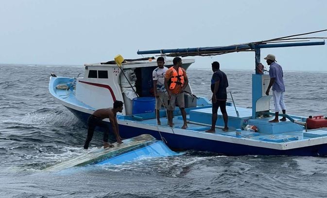 މަހަށް ނިކުމެ އުޅުނު ޑިންގީއެއް ބަންޑުން ޖަހާލައިފި