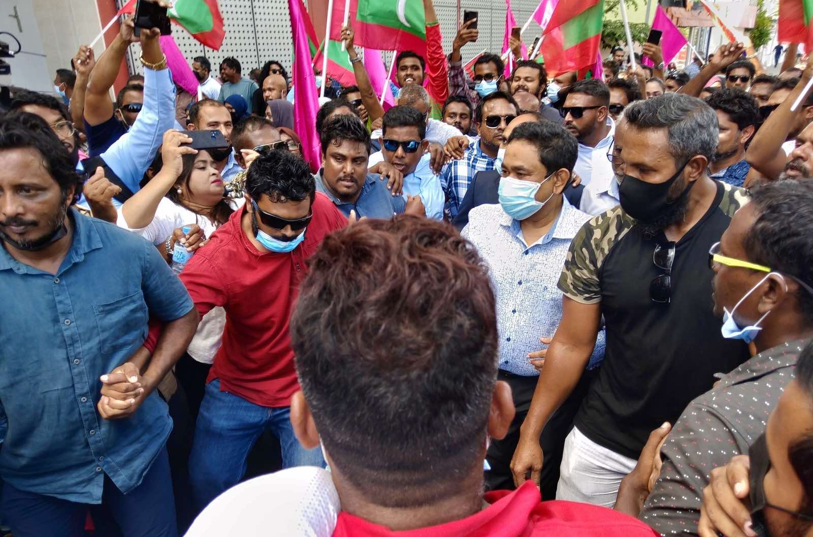 އެތައްސަތޭކަ ބަޔަކު ނިކުމެ ރައީސް ޔާމީނަށް ހޫނު މަރުހަބާއެއް ކިޔައިފި