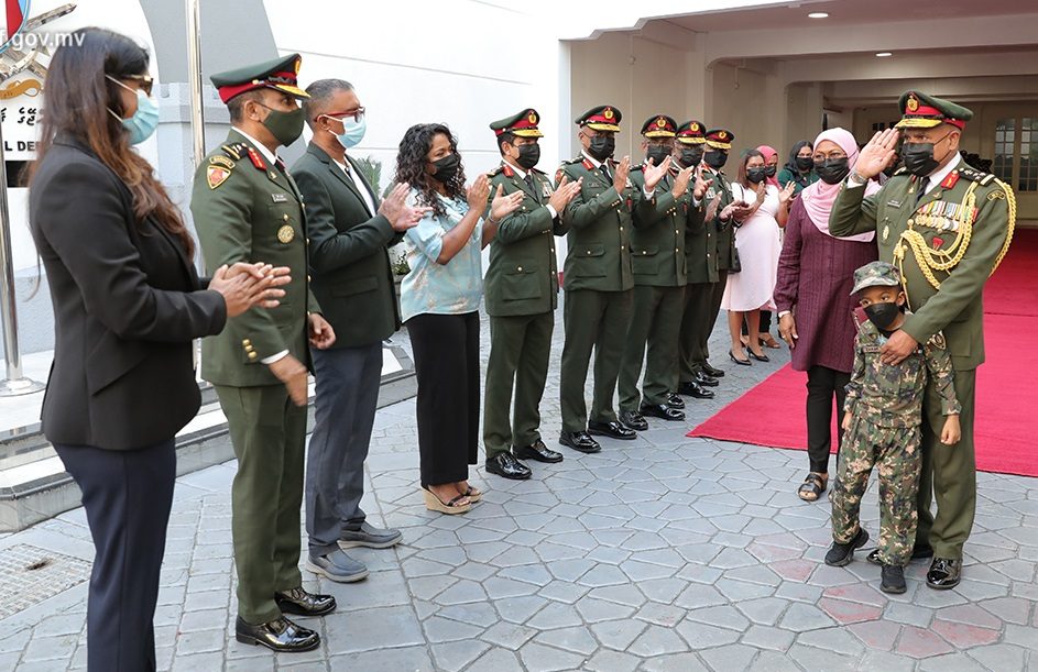 37 އަހަރުގެ ޚިދުމަތަށްފަހު ބްރިގޭޑިއަރ ޖެނެރަލް ޒަކަރިއްޔާ މަންޞޫރު، ރިޓަޔަރ ކުރައްވައިފި