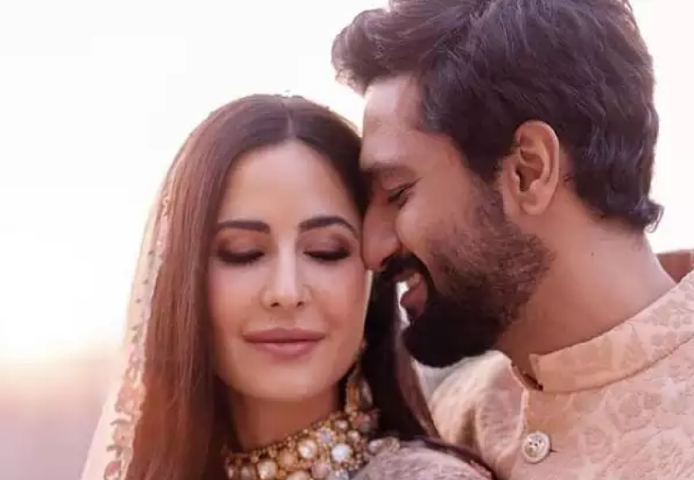 ކުރީގެ ލޯބިވެރިންގެ ފަރާތުން ކެޓްރީނާއަށް އަގުބޮޑެތި ކައިވެނި ހަދިޔާ