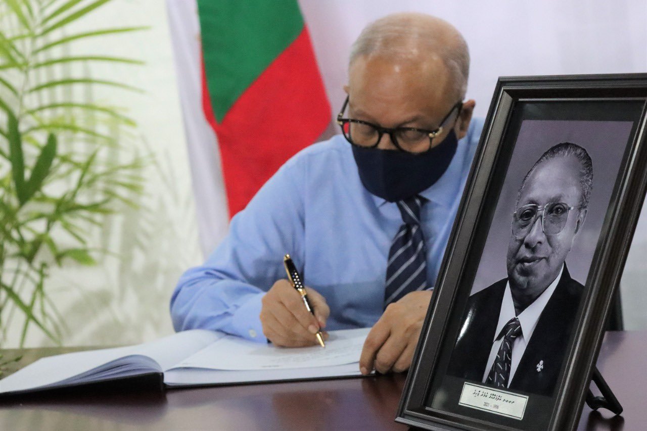 މަރްޙޫމް އުމަރު ޒާހިރުގެ ތަޢުޒިޔާގެ ދަފުތަރުގައި ރައީސް މައުމޫން ސޮއިކުރައްވައިފި