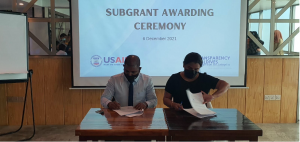 ވަލްނަރަބަލް ޔޫތު ސަޕޯޓް ޕްރޮޖެކްޓް ހިންގުމަށް ޓްރާސްޕޭރެންސީ މޯލްޑިވްސްއާއި ހުވަދޫ އެއިޑްއިން އެއްބަސްވުމެއްގައި ސޮއިކޮށްފި