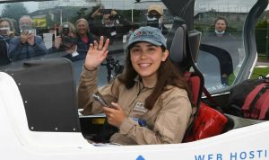 ދުނިޔެ ވަށާ ބުރެއްޖަހައިގެން ޒުވާން އަންހެނަކަށް ރެކޯޑެއް!