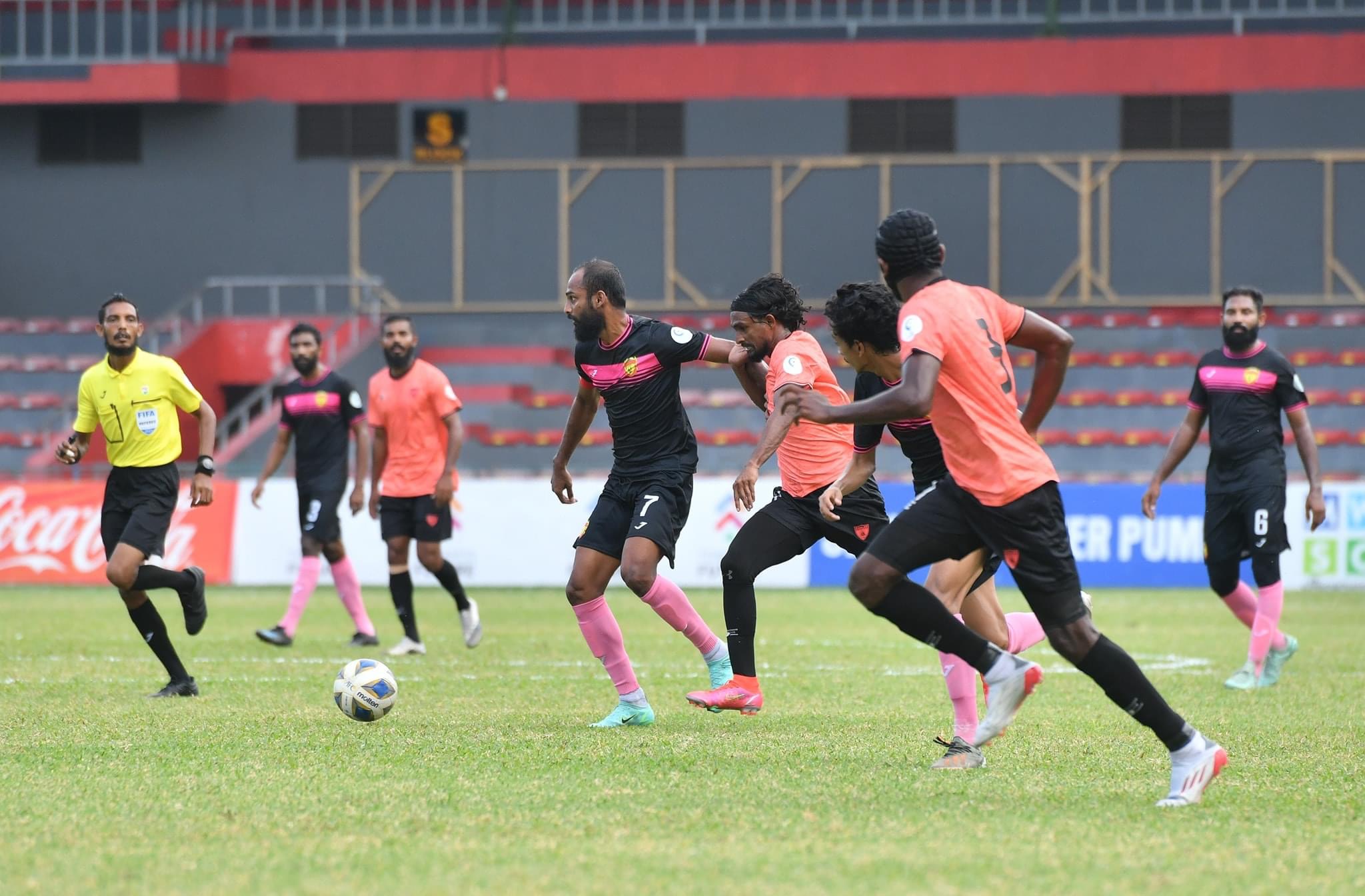 ޔޫވީ ބަލިކޮށް ޕްރެޒިޑެންޓްސް ކަޕުގައި އީގަލްސްގެ ފުރަތަމަ މޮޅު ހޯދައިފި