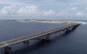 ބްރިޖްމަތިން ދުއްވަމުންދިޔަ ތެޔޮ ބައުޒަރެއްގައި އަލިފާން ރޯވެއްޖެ