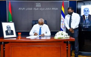 އަލްމަރްޙޫމް މުޙައްމަދު ރަޝީދުގެ ތަޢުޒިޔާގެ ދަފްތަރުގައި ރައީސް ސޮއިކުރައްވައިފި