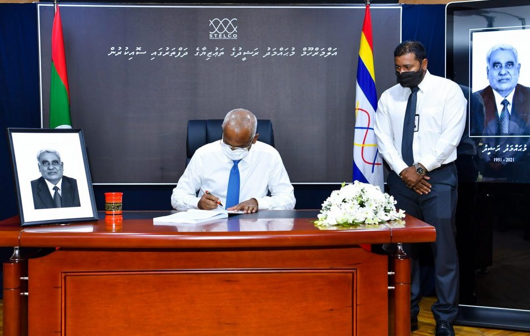 އަލްމަރްޙޫމް މުޙައްމަދު ރަޝީދުގެ ތަޢުޒިޔާގެ ދަފްތަރުގައި ރައީސް ސޮއިކުރައްވައިފި