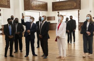 މިނިސްޓަރާއިއެކު އިނގިރޭސި ސަފީރު ބުރުގާ ނާޅައި، އިސްލާމީ މަރުކަޒުގައި، ބޮޑެތި ފާޑުކިޔުން!