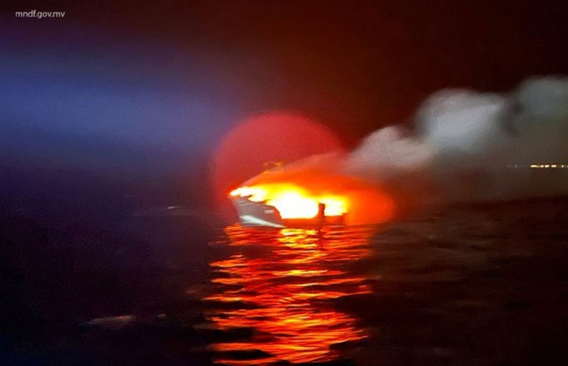 ރިސޯޓެއް ކައިރީގައި އޮތް ލޯންޗެއްގައި އަލިފާން ރޯވެއްޖެ