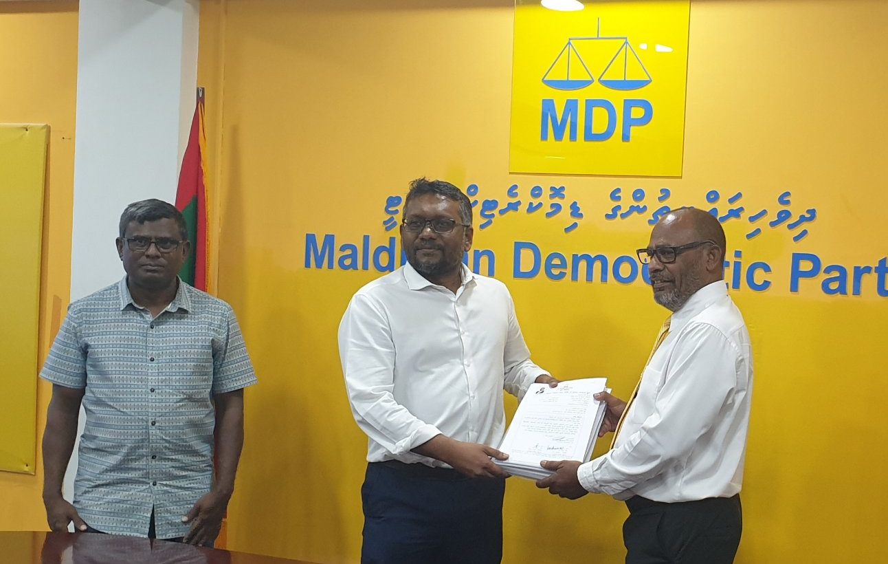 6000 މީހުންގެ ސޮޔާއެކު ފައްޔާޒު ފޯމް ހުށަހަޅައިފި