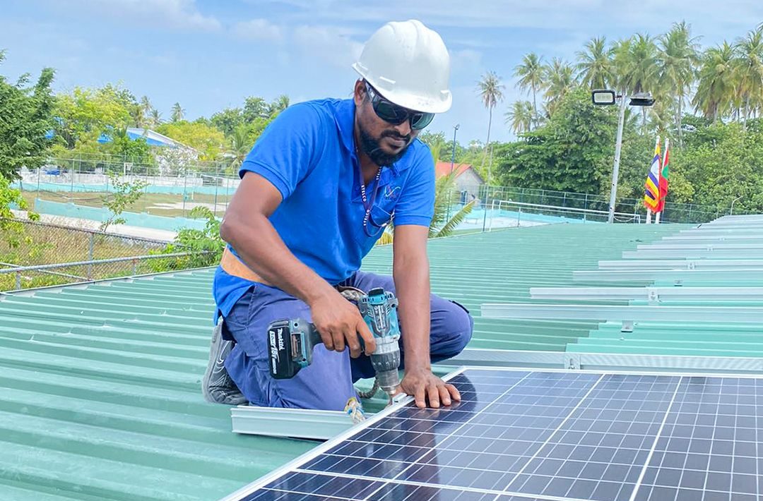 ސްޓެލްކޯއިން މާފުށީ އިންޖީނުގޭ ފުރާޅުގައި ސޯލާ ހަރުކުރުމުގެ މަސައްކަތް ފަށައިފި