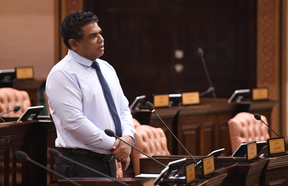 ރަސޫލާއަށް ފުރައްސާރަކުރި މައްސަލަ ބޭރުކޮށްލީ ސަރުކާރުން ޢަމުރަށް ތްރީލައިން ވިޕު ނެރެގެން: ބޮންޑެ