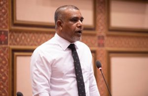 ޖޭއެސްސީގައި ފަނޑިޔާރުންނަށް ތިބެވިގެން ނުވާނެ، ސިޔާސީ މީހުންނަށް ތިބެވެންޖެހޭ: ދޮންބިލެތް