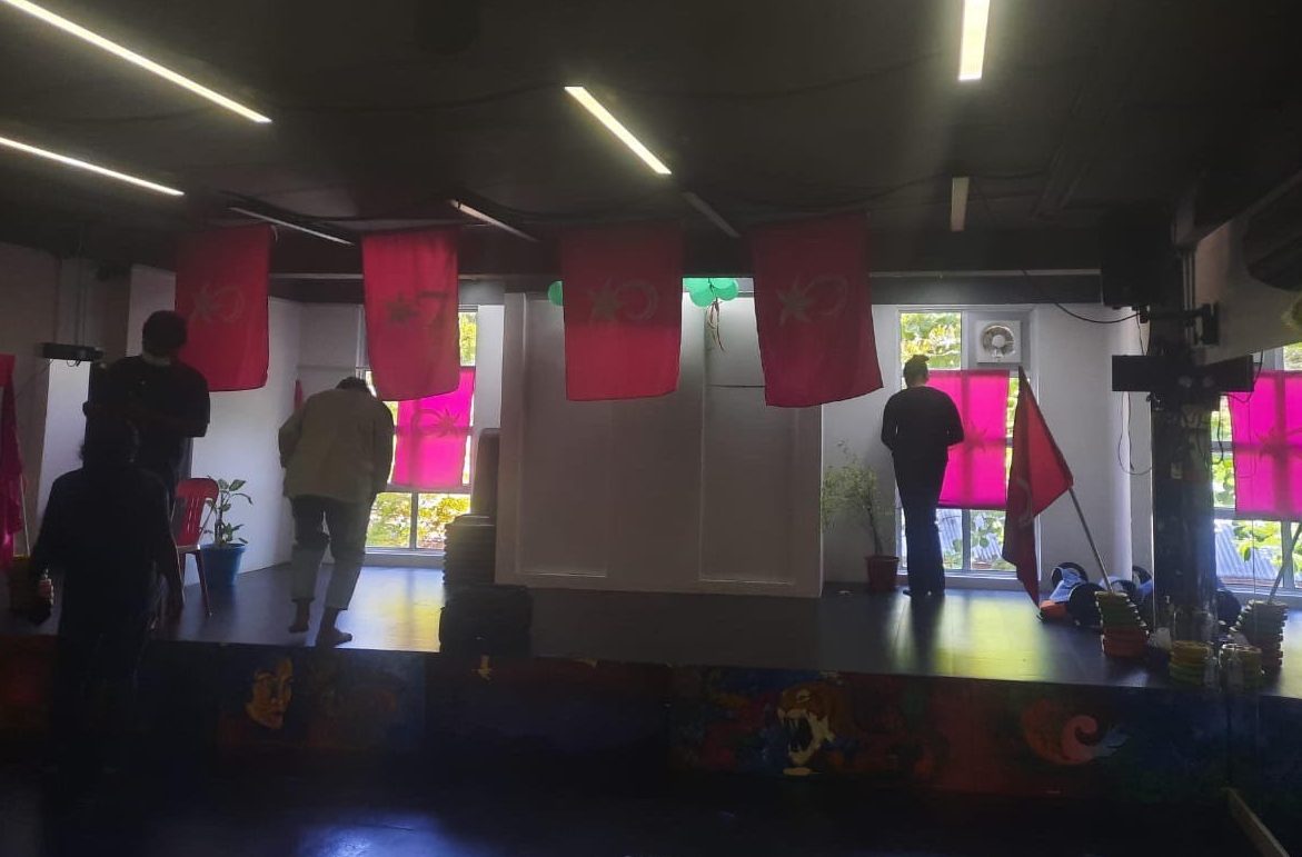 އިސްކަންދަރު ސްކޫލު ކުރިމަތީ އެމްޑީޕީގެ ޖަގަހަ ހުރި ގޭގައި ޕީޕީއެމްގެ ޖަގަހައެއް ހުޅުވައިފި