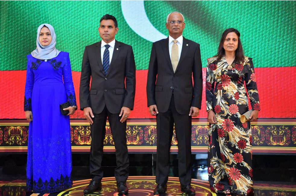 ރާއްޖޭގެ ރައީސަކީ ކޮންބޭފުޅެއްތޯ ސާފުކުރަން ސްޕްރީމްކޯޓަށް ދާންޖެހޭ: ޓޮމް