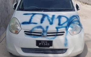 އައްޑޫގެ މޭޔަރު ކާރުގައި "އިންޑިއާ އައުޓް" ޖަހައިފި