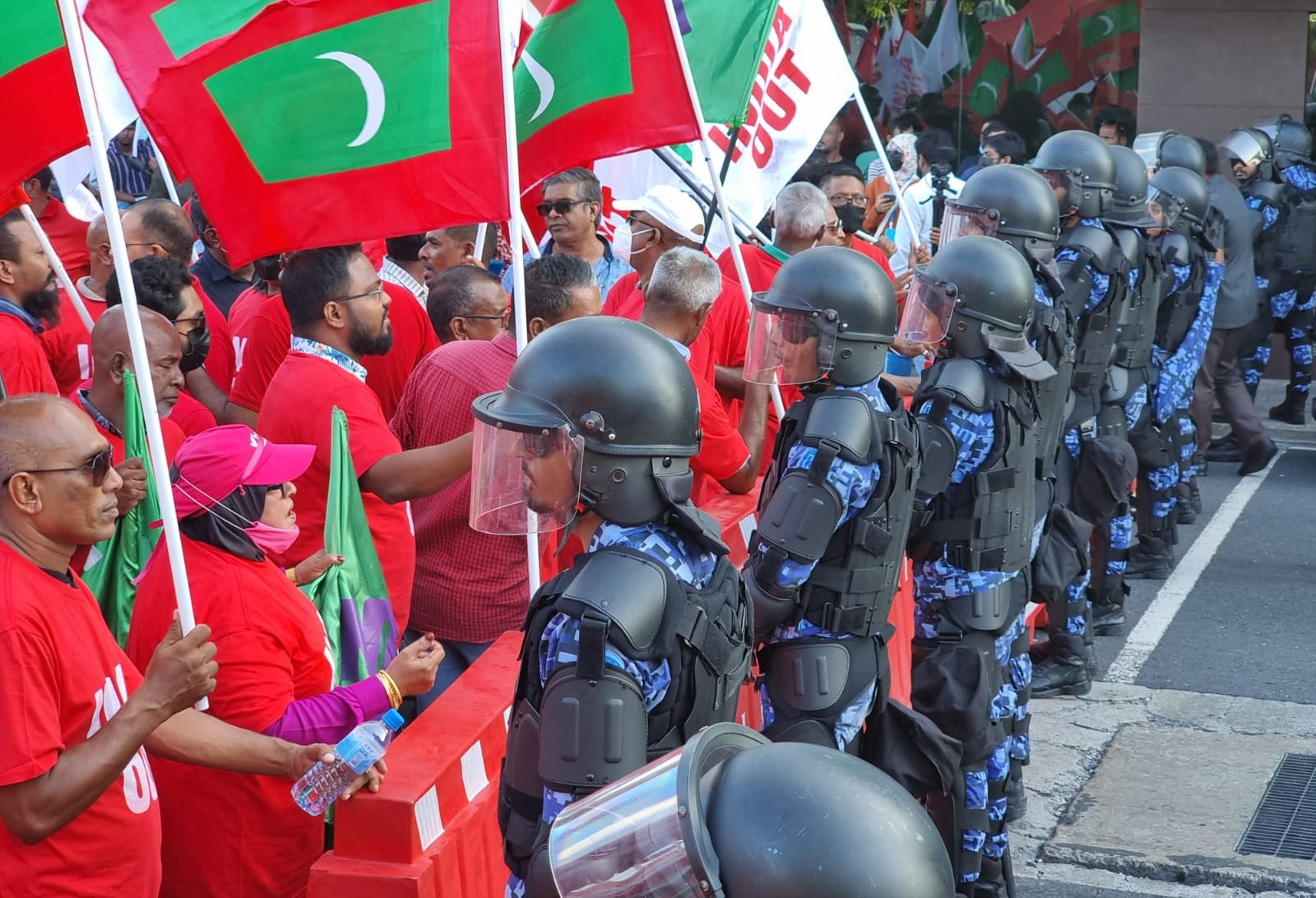 ސުލްހަވެރި އިހުތިޖާޖަށް ޖާގަދީ، ރައްޔިތުންނަށް އަނިޔާކުރުން ހުއްޓާލަން ގޮވާލައިފި