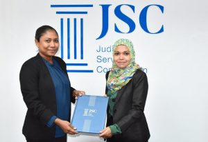 ފެމިލީ ކޯޓުގެ އިސް ޤާޟީކަމަށް ފުރަތަމަ ފަހަރަށް އަންހެންބޭފުޅަކު