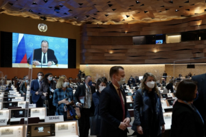 ރަޝިއާގެ ފޮރިންގ މިނިސްޓަރު ޔޫއެންގައި ވާހަކަ ދައްކަވަން ފެއްޓެވުމާއެކު 100 އަށްވުރެ ގިނަ ޑިޕްލޮމޭޓުން ހޯލް ދޫކޮށް ހިގައްޖެ