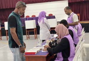 އަށް ރަށެއްގެ ޑަބްލިއުޑީސީގެ ބައި-އިލެކްޝަންގެ ވޯޓުލުން ކުރިއަށް