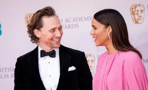 ޓޮމް ހިޑްލްސްޓަން އެންގޭޖުވެއްޖެ