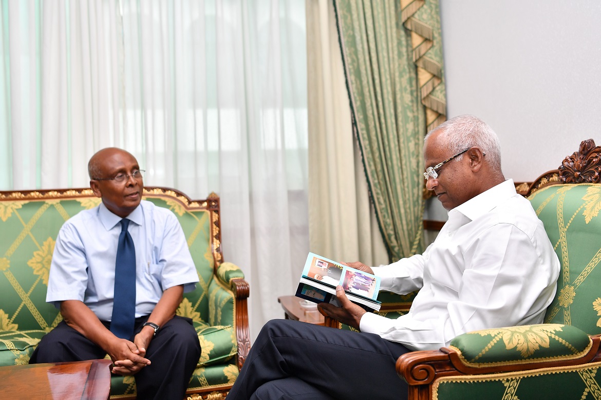 އިންސާނީހައްޤާއި، ޑިމޮކްރަސީއާ ގުޅޭ ގޮތުން ލިޔުނުފޮތް ރައީސަށް ހަދިޔާކޮށްފި