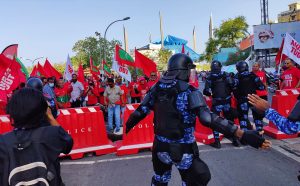 މުޒާހަރާގައި ހަރަކާތްތެރިވީ ބިދޭސީ މުވައްޒިފެއް، ފޮޓޯ ބޭނުންކުރާތީ އޭނާއަށް އިންޒާރު ލިބޭ: ފުލުހުން