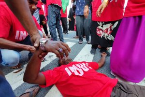 މަގުތަކަށް ނިކުންނަން އުޅުމުން ބާރުގެ ބޭނުންކޮށް ހުއްޓުވައިފި