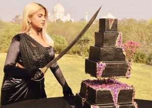 ތާޖުމަހަލްގައި އުފަންދުވަހު ކޭކުފެޅި ފުރަތަމަ ދިވެއްސަކަށް ކައިޒީން